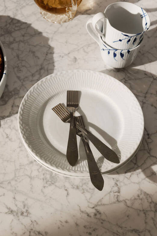 Hvid Riflet Halvblonde tallerken - Ø19 cm.